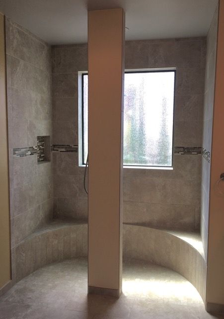 Curbless and glass-free shower with "Rain" obscured window